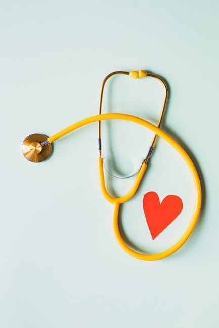 Stetoscopio giallo con cuore rosso, simbolo di diagnosi e cura per l'articolo sui codici diagnostici nell'assistenza sanitaria.