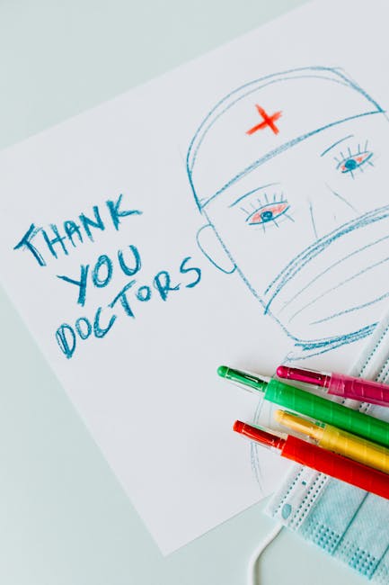 Disegno infantile ringraziamento medici con mascherina e pennarelli colorati simbolo di gratitudine e supporto durante la pandemia