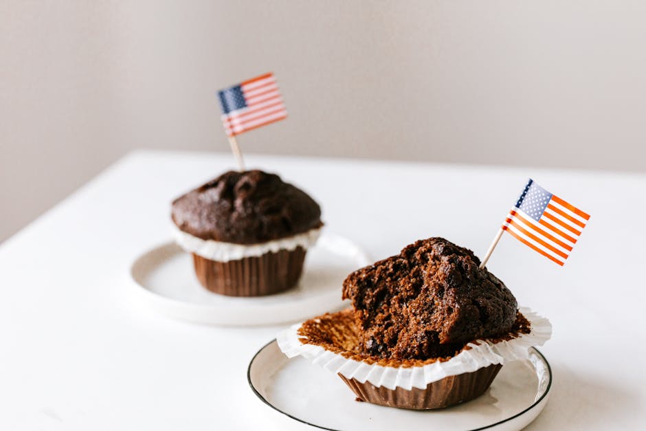 Due muffin al cioccolato con bandierine americane, simbolo di festeggiamenti e cambiamenti in Italia come per San Francesco.
