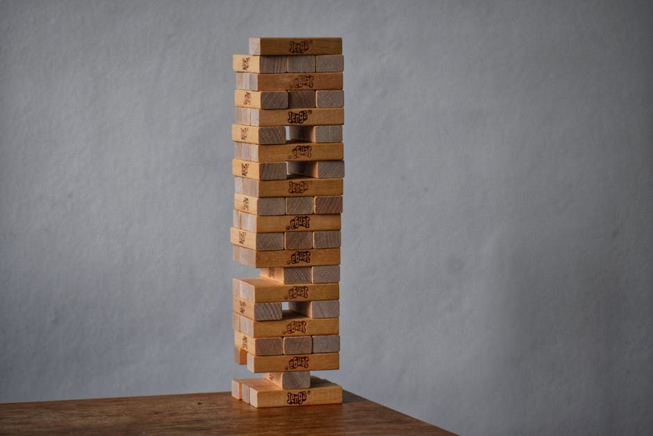Torre di Jenga instabile simbolo della precarietà lavorativa e della richiesta di stabilizzazione dei lavoratori precari