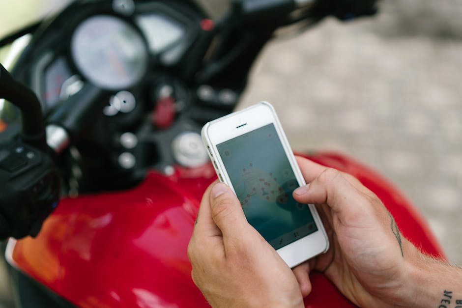 Controlli preliminari GPS 2026: aspirante consulta mappa su smartphone vicino a moto rossa, verifica requisiti e sedi disponibili per graduatorie.