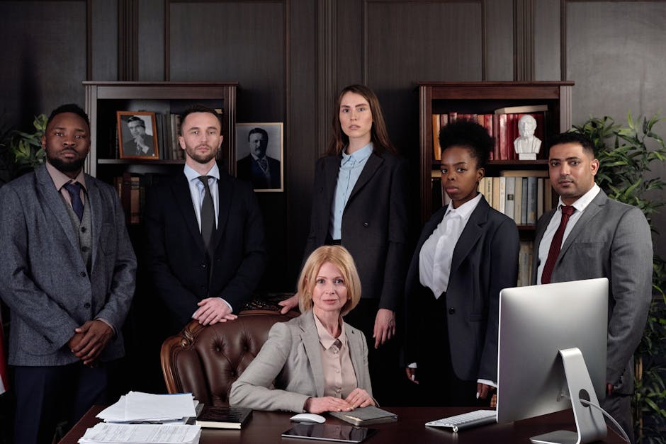 Gruppo di dipendenti pubblici in ufficio, simbolo della trasformazione femminile nella Pubblica Amministrazione italiana nel 2023.