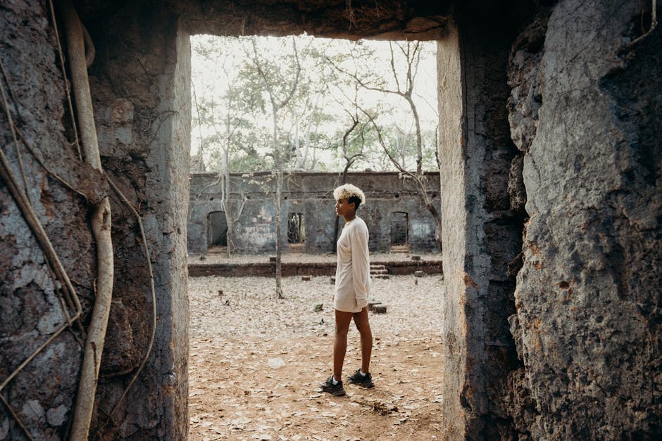 Donna in rovina antica: metafora visiva della radice cubica di 27, esplorando la profondità dei numeri e la loro storia nascosta.