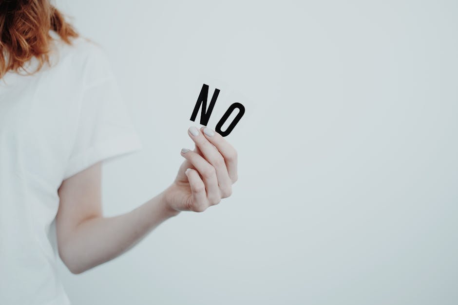 Mano che regge la scritta NO: rifiuto di parlare all'esame di maturità, protesta studentesca, dissenso giovanile, scelta consapevole