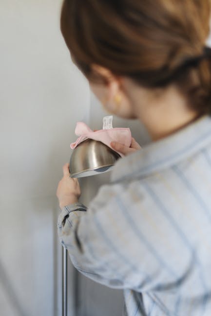 Ragazza pulisce lampada: metafora di concentrazione e ambiente ordinato per fare i compiti in modo efficiente e senza distrazioni.