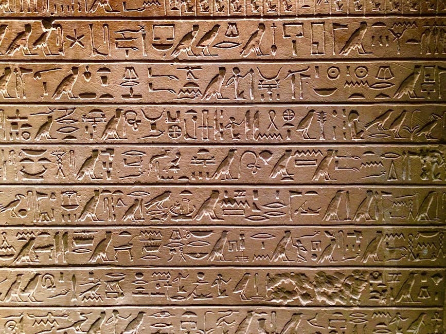 Dettaglio di iscrizioni geroglifiche egizie su pietra antica, esempio di scrittura del mondo antico e sistema di comunicazione
