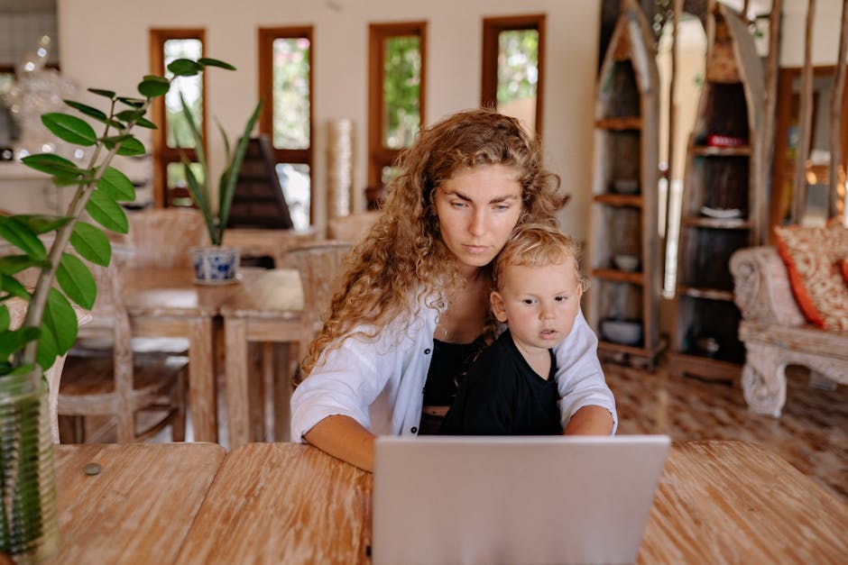 Madre e figlio guardano un laptop, esempio di educazione affettiva e sessuale in famiglia per una crescita sana e consapevole.