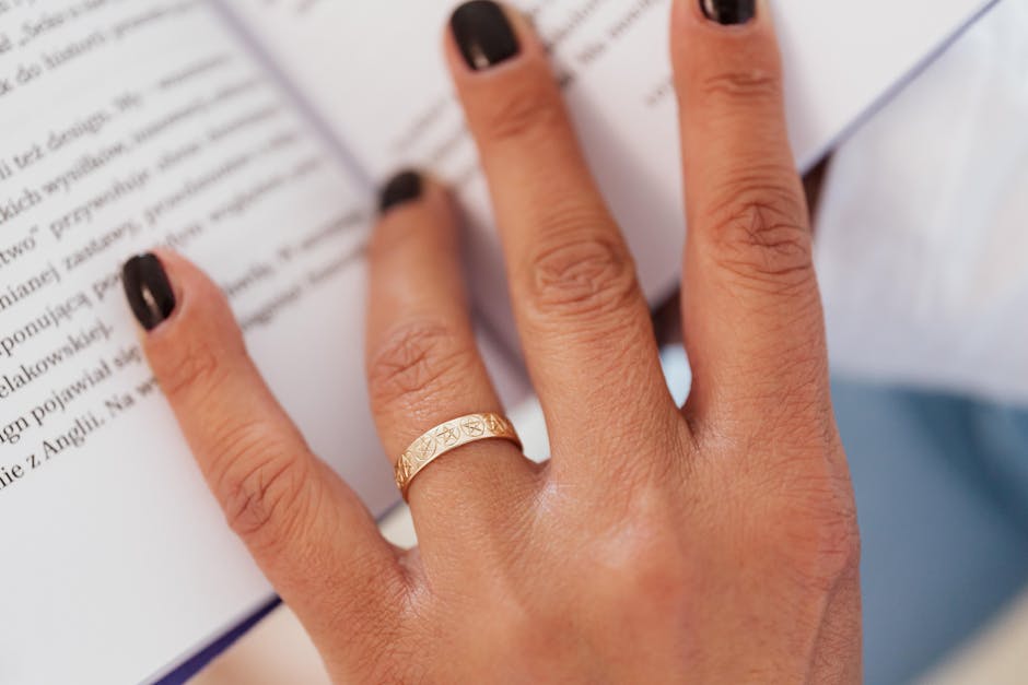 Anello dorato con simboli su mano che legge, elementi distintivi dell'educazione musicale e importanza della concentrazione.
