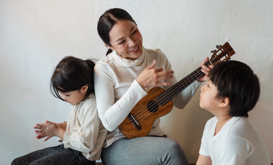 Madre suona ukulele per bambini, promuovendo lo sviluppo infantile attraverso la musica e l'apprendimento precoce con gioia.