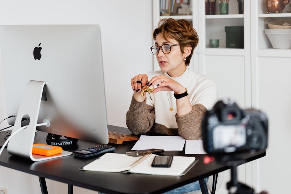 Insegnante durante formazione online all'avanguardia, spiega concetti con strumenti didattici innovativi e coinvolgenti per l'istruzione moderna.
