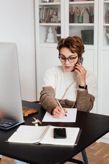 Donna al telefono che scrive, concentrata sull'uso corretto degli aggettivi pronomi per una comunicazione efficace e precisa.