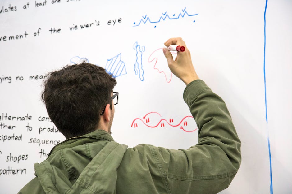 Studente scrive alla lavagna durante una lezione, focus sull'importanza dell'ambiente scolastico per l'apprendimento e la formazione.