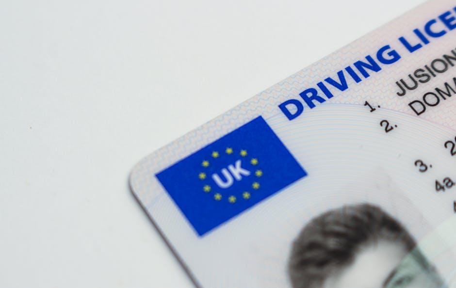 Patente di guida britannica con logo UK e UE. Documenti necessari per SPID dopo la scadenza della carta d'identità cartacea.