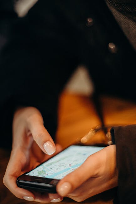 Donna che usa smartphone per trovare sconti online imperdibili e offerte speciali con app di shopping e comparazione prezzi
