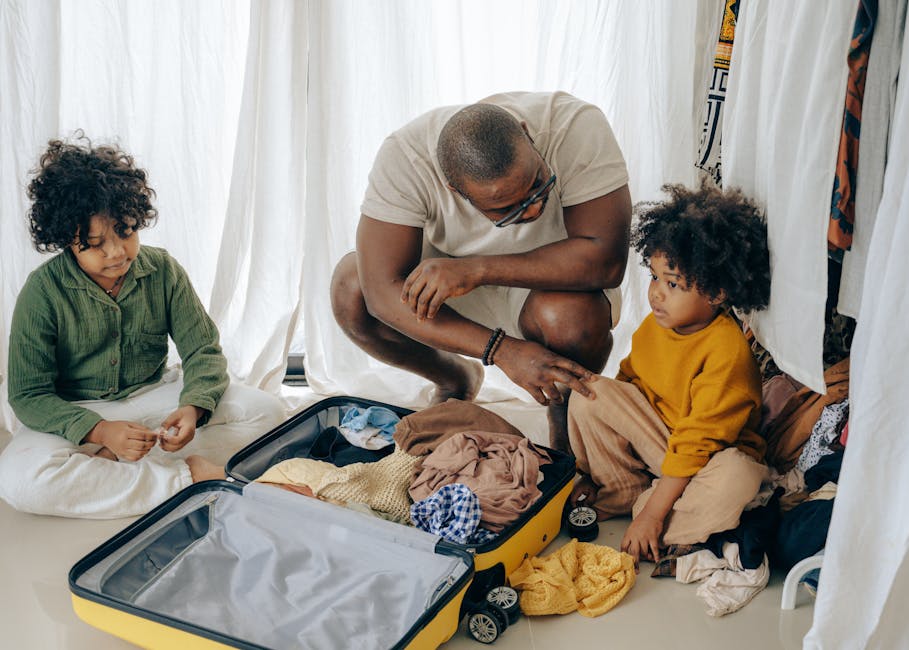 Padre e figli preparano la valigia: pianificazione e organizzazione per un futuro di successo, competenze trasferibili al curriculum.