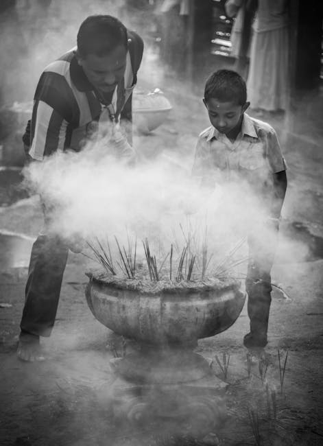 Uomo e bambino accendono incenso: tradizione e cultura popolare a Napoli, possibile patrimonio UNESCO