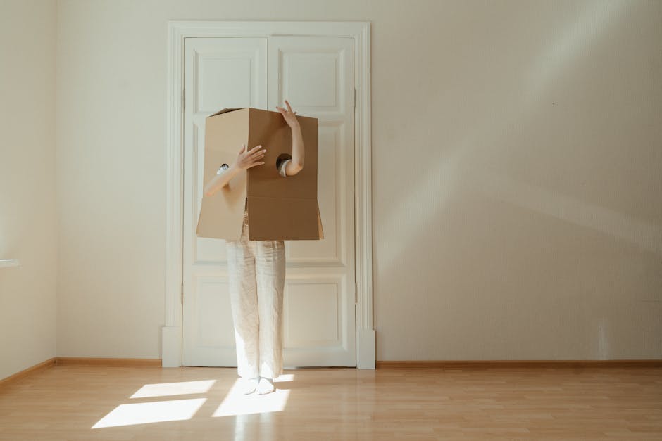 Persona con scatola di cartone sulla testa che simboleggia il cambiamento e la trasformazione personale e professionale.
