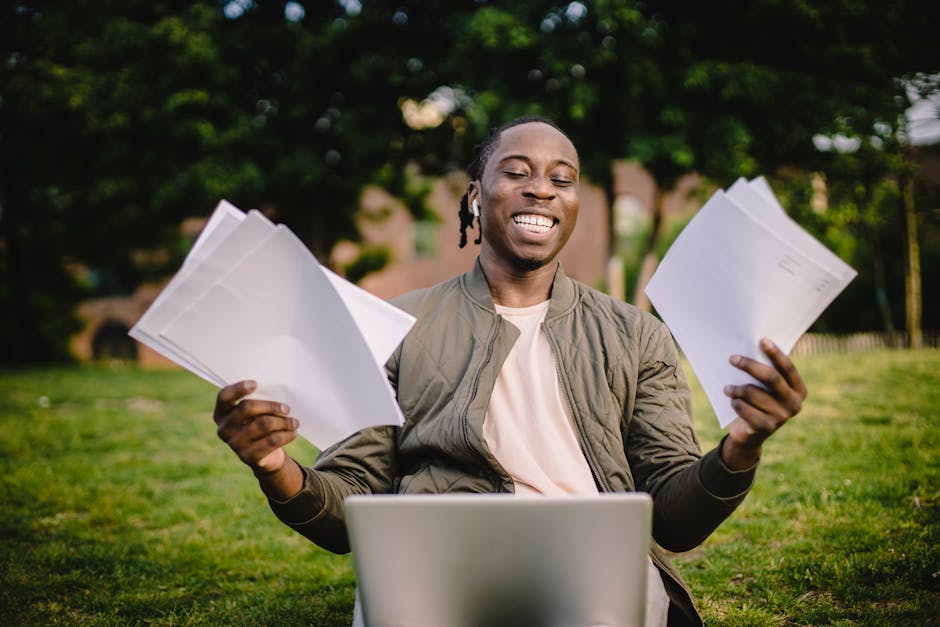 Docente soddisfatto con esami di terza media in mano e laptop, guida completa per insegnanti, risultati positivi, successo scolastico