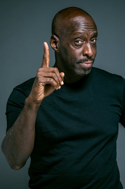 Uomo che indica un concetto chiave sulla retta unica, essenziale per la comprensione della geometria e delle sue applicazioni pratiche.