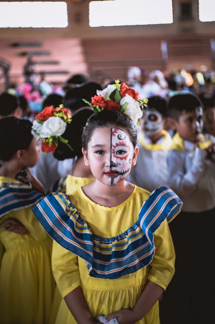 Bambina con trucco da teschio e fiori durante celebrazione scolastica del Dia de los Muertos. Organizzazione eventi festivi a scuola.