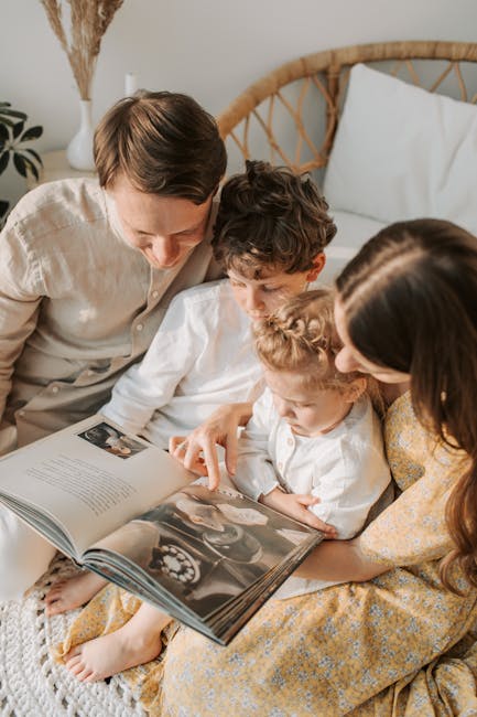 Famiglia felice che legge un libro insieme, promuovendo il coinvolgimento dei genitori nell'educazione dei figli e l'apprendimento precoce.