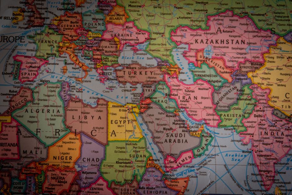 Mappa del mondo con focus su Europa, Medio Oriente e Nord Africa, evidenziando confini e capitali per lo studio della geografia economica.