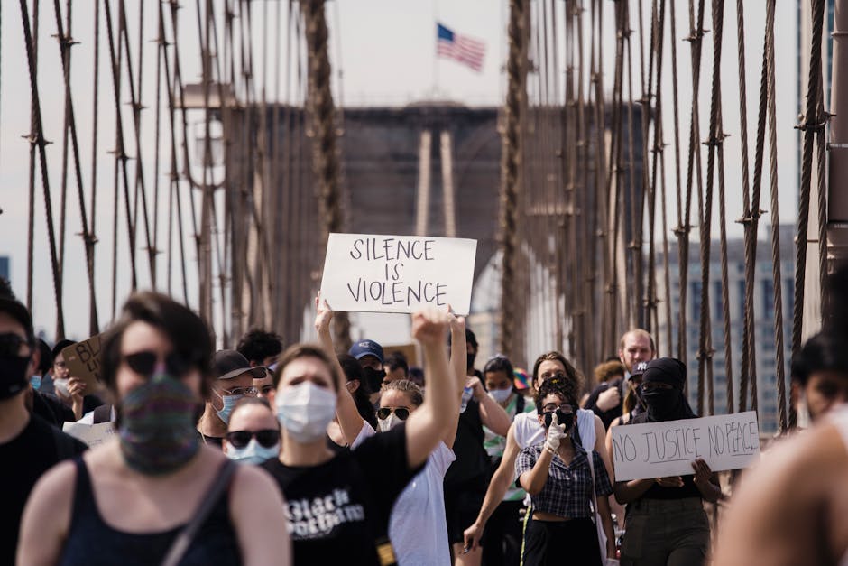 Manifestazione contro la discriminazione razziale sul ponte di Brooklyn, simbolo della lotta per la giustizia e l'uguaglianza in America.