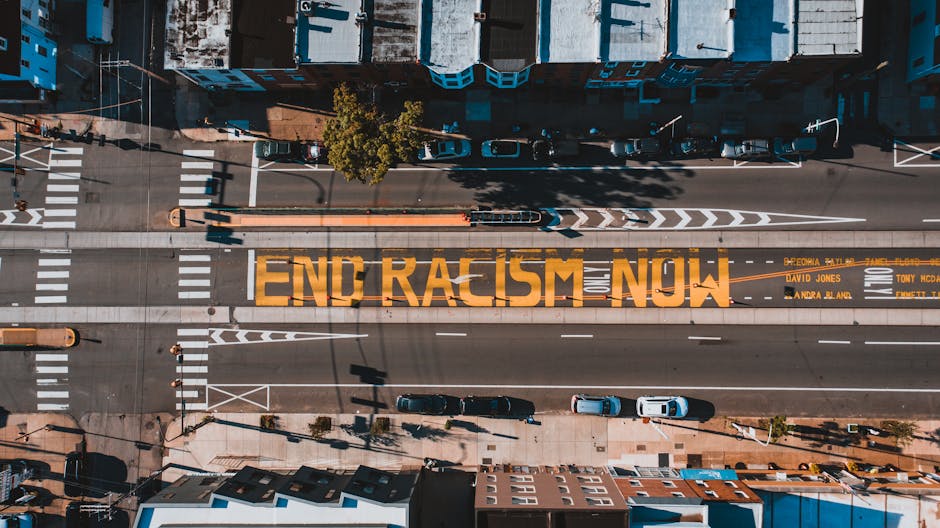 Vista aerea di strada con scritta End Racism Now: protesta contro posizioni economiche ATA e prove a distanza