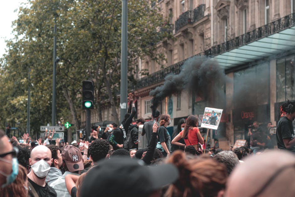 Manifestazione pubblica con folla e fumogeni, possibili proteste per tagli a scuola, sanità e infrastrutture del governo Meloni