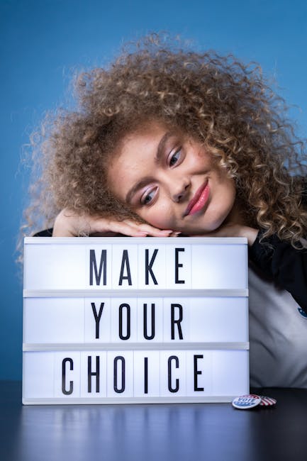 Ragazza appoggiata a lightbox con scritta Make Your Choice: un invito a prendere decisioni coraggiose e ad agire con determinazione.