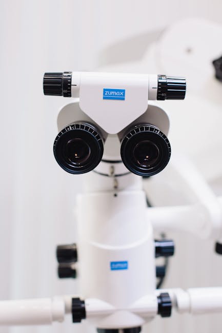 Microscopio operatorio Zumax: strumento di precisione per la chirurgia, dettaglio delle lenti e regolazioni, utile per comprendere la circonferenza.