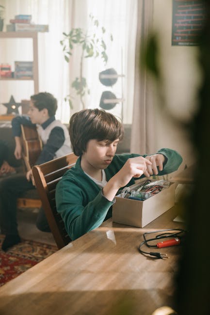 Bambino esplora materiali creativi in laboratorio pedagogico, promuovendo l'apprendimento attivo e la scoperta attraverso il gioco.