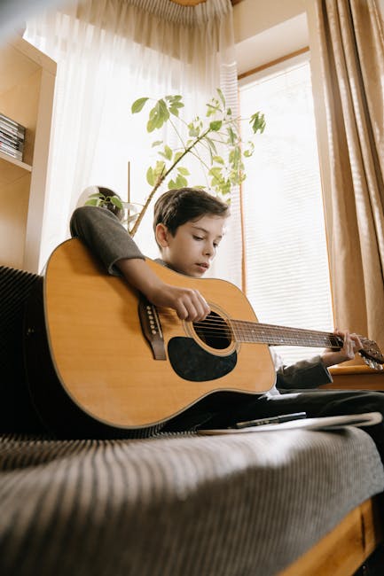 Bambino che impara a suonare la chitarra con un'app, sviluppo musicale personalizzato per bambini, lezioni di musica interattive.