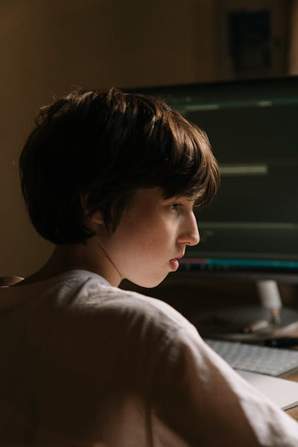 Ragazzo concentrato studia al computer, apprendimento continuo e sviluppo di competenze per il futuro del lavoro e della tecnologia.