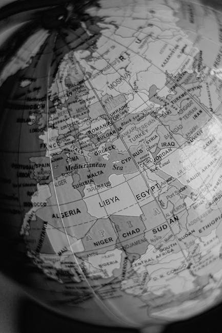 Globo geografico in bianco e nero con focus su Europa e Africa, simbolo della mobilità studentesca internazionale in Italia.
