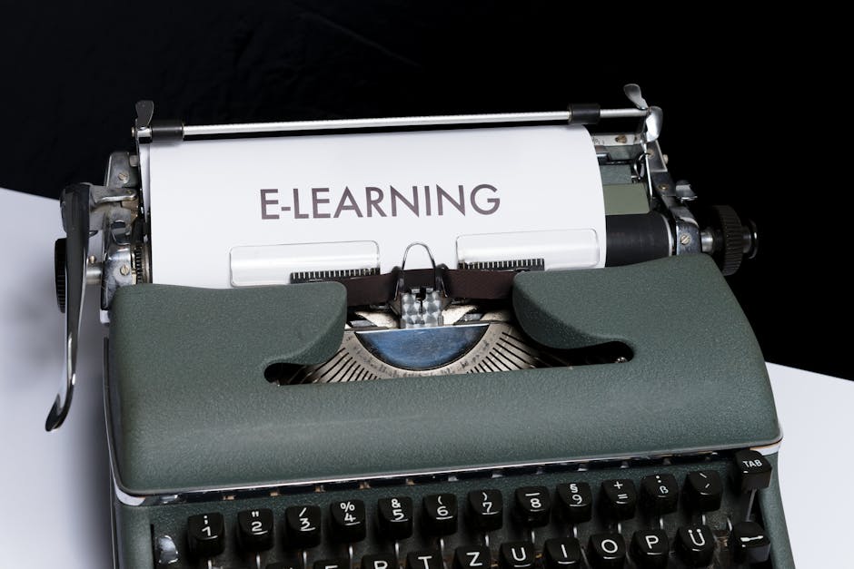 Macchina da scrivere vintage con la scritta E-Learning, simbolo dell'apprendimento digitale e dell'uso dei social media nell'istruzione.