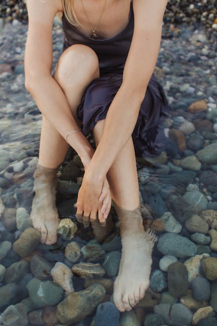Donna seduta nell'acqua con abito, evocazione di Arianna abbandonata e ritrovata da Bacco, amore divino e rinascita