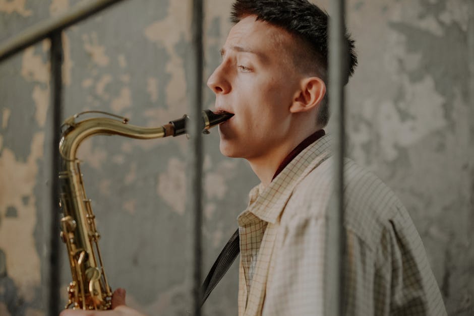 Musicista suona il sassofono: esplora le scale musicali con un convertitore per composizioni uniche e armoniose.