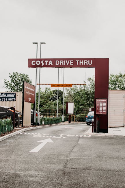 Costa Drive Thru con freccia direzionale e cartello altezza massima, utile per chi valuta concorso docenti PNRR 3