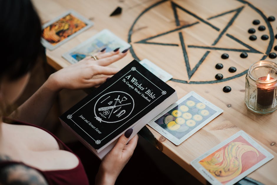 Donna legge A Witches' Bible con tarocchi e pentacolo su tavolo di legno, simbolo di fuga e ricerca di significato dopo anni di insegnamento.