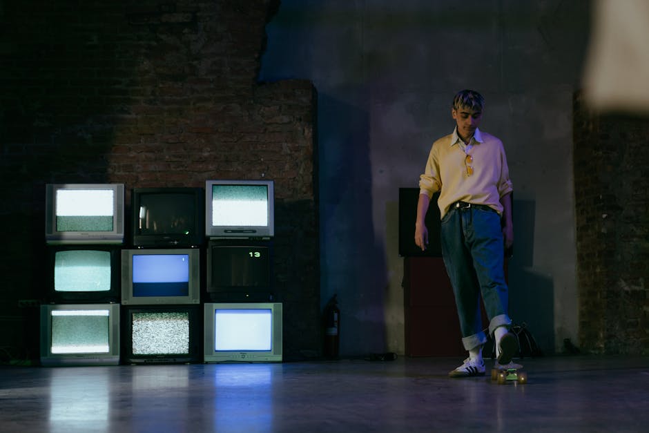 Ragazzo su skateboard davanti a televisori spenti, metafora disagio giovanile e rischio devianza minorile a Napoli dopo episodio coltello a scuola.