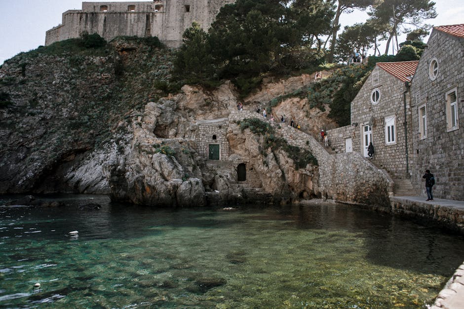 Dubrovnik, Croazia: Fortezza medievale e costa rocciosa, testimonianza storica della Settima Crociata e del suo impatto culturale.