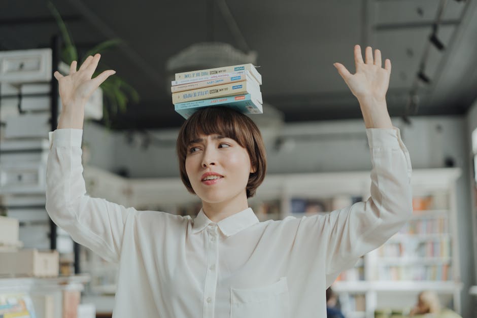 Donna con libri in equilibrio sulla testa, attività creativa per la Giornata Mondiale della Proprietà Intellettuale, espressione concentrata