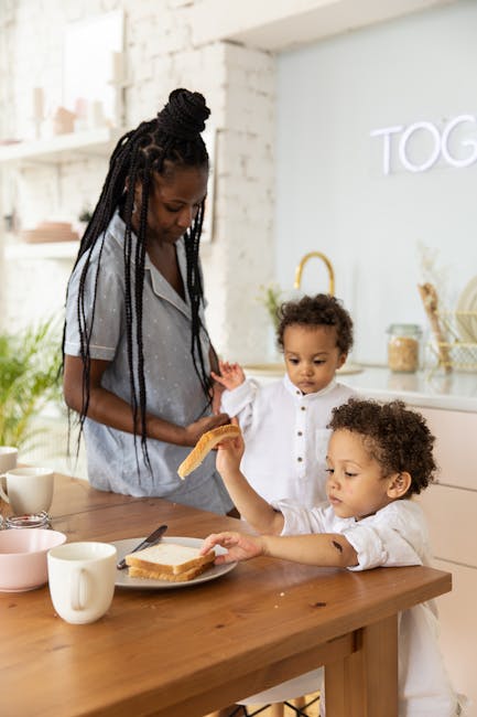 Madre afroamericana con figli a colazione: esempio di famiglia che richiede sostegno scolastico nel 2026/27