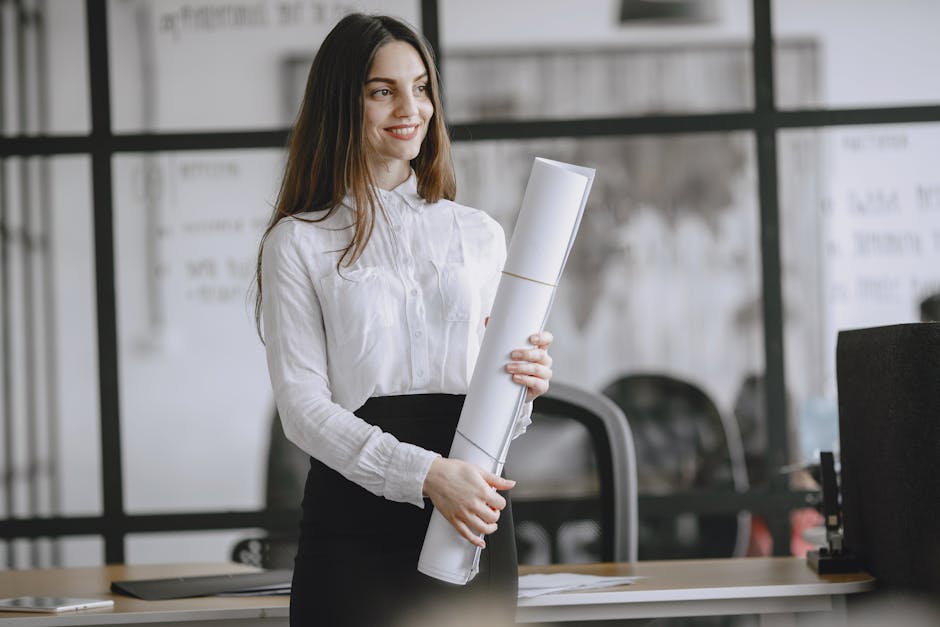 Dirigente scolastica sorridente con progetti in mano, leadership femminile e innovazione nell'istruzione, ruolo chiave nella scuola.