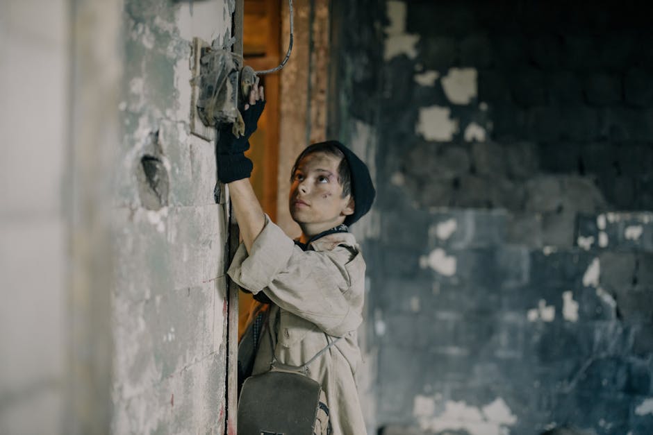 Ragazzo in ambiente storico fatiscente, simbolo delle sfide durante la Quarta Crociata e le sue conseguenze sulla popolazione.