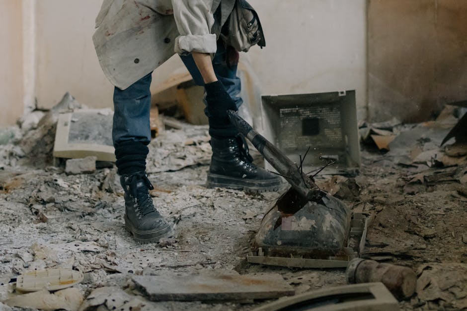 Distruzione di un vecchio monitor: metafora visiva di procrastinazione e meccanismi di difesa del cervello di fronte allo stress