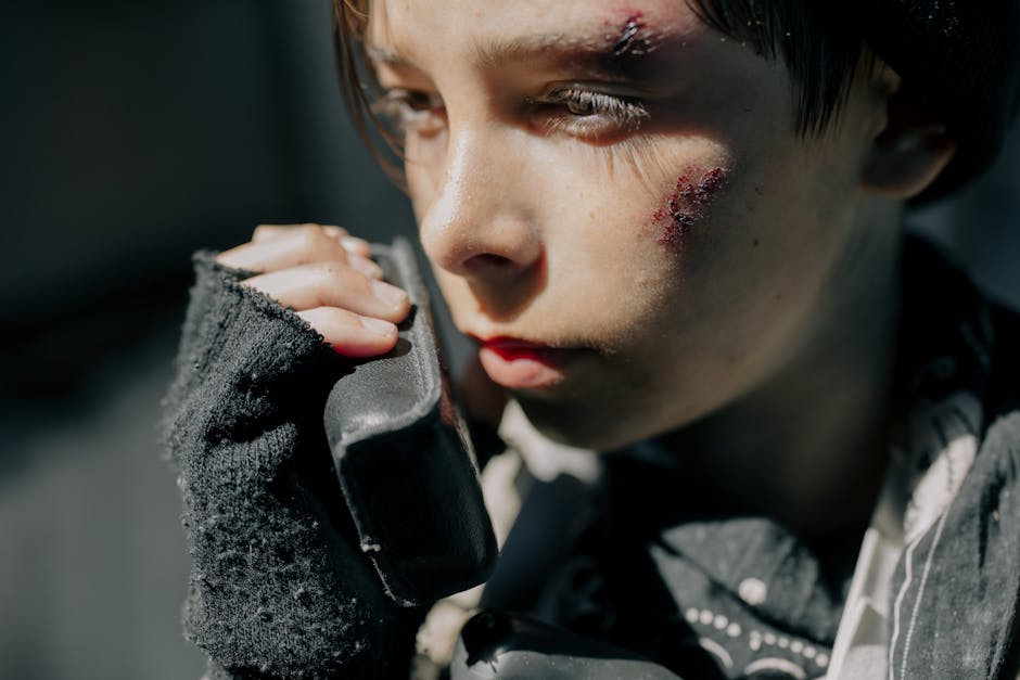 Ragazzo ferito al telefono: metafora della vulnerabilità digitale e costi SPID per utenti in difficoltà con Poste Italiane