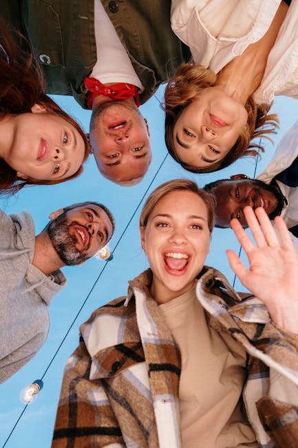 Gruppo di amici sorridenti che si guardano dall'alto, concetto di Cerchio delle Regole per relazioni interpersonali positive.