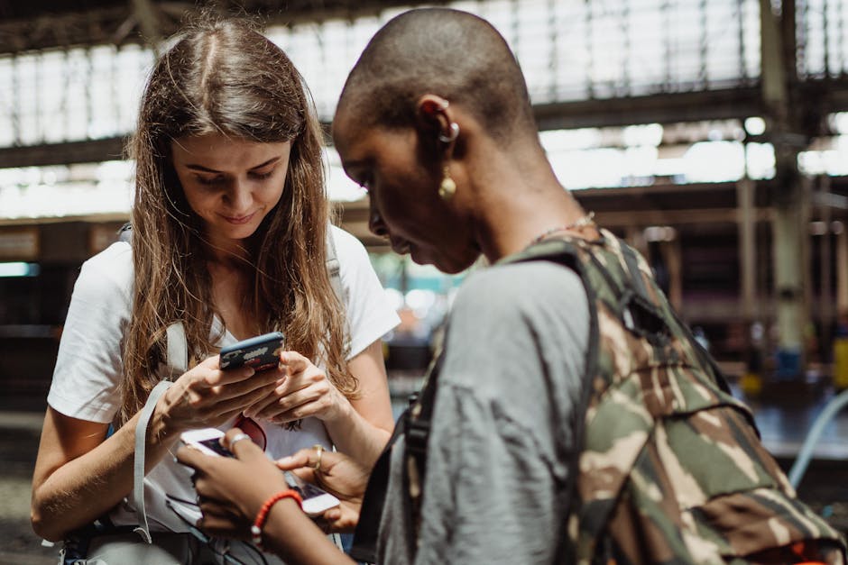 Binario e smartphone: la rappresentazione digitale del 5 Due amiche usano smartphone per comprendere il codice binario, rappresentazione digitale del numero 5 nell'articolo